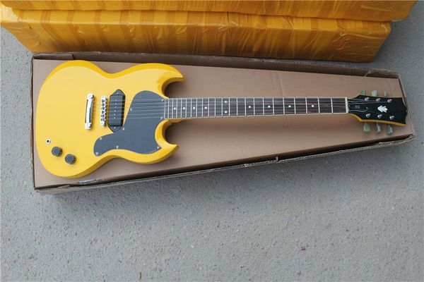 custom yellow white guitar,chrome hardware,mahogany body,black p90 pickups,black pickguard,black headstock,rosewood fret
custom yellow white guitar,chrome hardware,mahogany body,black p90 pickups,black pickguard,black headstock,rosewood fret