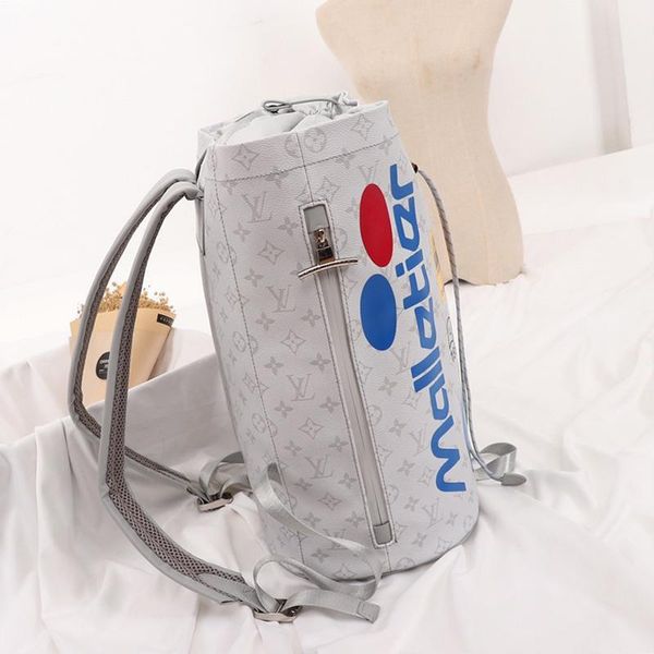 новое прибытие ретро стиль женская сумка роскошная рюкзаки женщины кожа drawstring ковш сумка большой емкости mochila путешествий рюкзака
новое прибытие ретро стиль женская сумка роскошная рюкзаки женщины кожа drawstring ковш сумка большой емкости mochila путешествий рюкзака