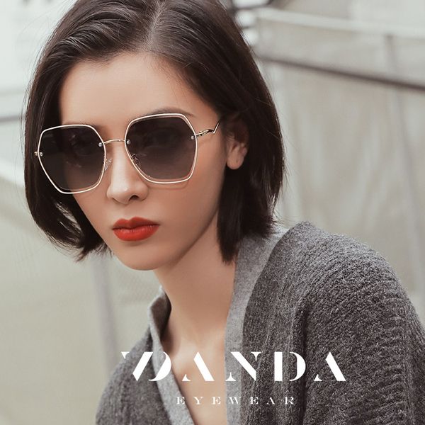2020 new ladies big frame polarizer metal fashion sunglasses outdoor hollow sunglasses outdoor driving beach anti-uv, White;black
2020 new ladies big frame polarizer metal fashion sunglasses outdoor hollow sunglasses outdoor driving beach anti-uv, White;black