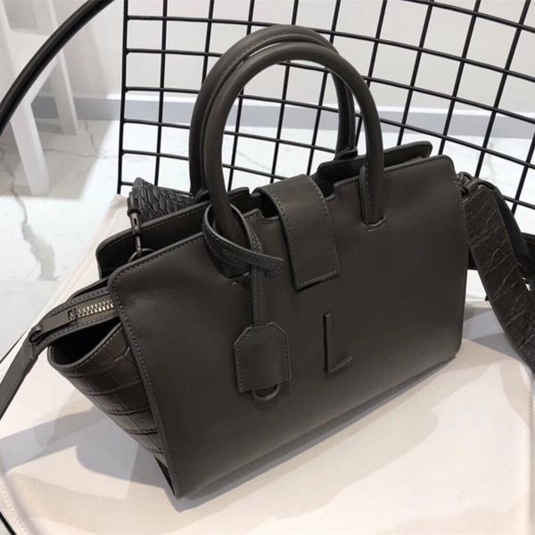 classic ladies handbag 7a high-end custom quality fashion style metal accessories with detachable long shoulder strap
classic ladies handbag 7a high-end custom quality fashion style metal accessories with detachable long shoulder strap