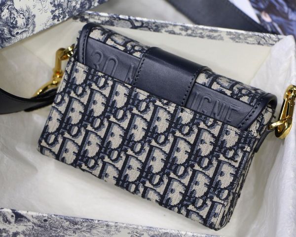 classic lady's single shoulder bag 7a high-end custom quality fashion style gold metal accessories with detachable long shoulder strap
classic lady's single shoulder bag 7a high-end custom quality fashion style gold metal accessories with detachable long shoulder strap