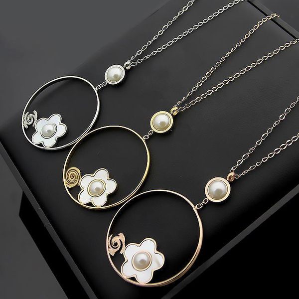 2020 designer c letter white pearl hanging circle small flower necklace women's white shell camellia necklace, Silver
2020 designer c letter white pearl hanging circle small flower necklace women's white shell camellia necklace, Silver