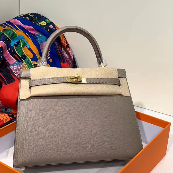 whosale half handmade etaupe color 28cm epsom leather design purse, wax thread, have both gold and silver hardware,contact me for details
whosale half handmade etaupe color 28cm epsom leather design purse, wax thread, have both gold and silver hardware,contact me for details
