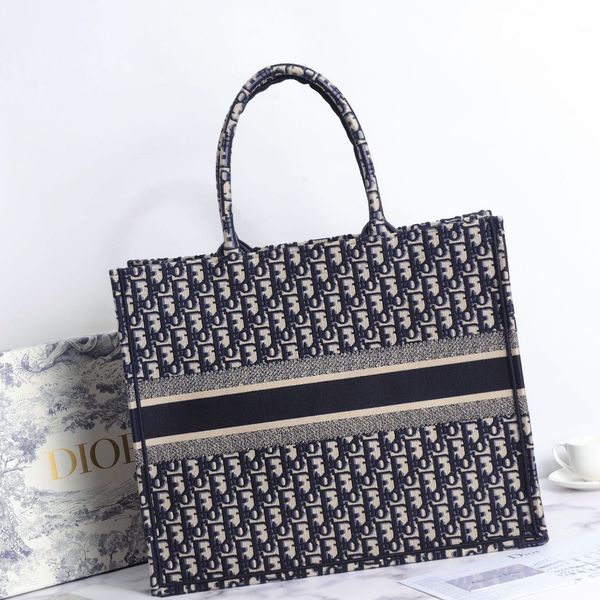 high-end custom embroidery pattern lady's large-capacity portable shopping bags use imported canvas to make fashion and leisure
high-end custom embroidery pattern lady's large-capacity portable shopping bags use imported canvas to make fashion and leisure