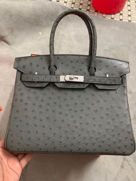 whosale fully handmade grey ostrich skin design handbag30cm wax thread, have both gold and silver hardware,contact me for details
whosale fully handmade grey ostrich skin design handbag30cm wax thread, have both gold and silver hardware,contact me for details