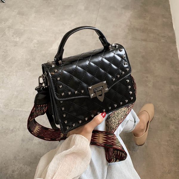 european luxurious female square bag 2020 quality pu leather women's designer handbag rivet lock chain shoulder messenger bags
european luxurious female square bag 2020 quality pu leather women's designer handbag rivet lock chain shoulder messenger bags