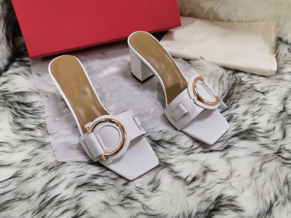 2020 fashion bone2 product changes this elegant sandal has a rubber-like feel, a double strap on the foot, and a small hole
2020 fashion bone2 product changes this elegant sandal has a rubber-like feel, a double strap on the foot, and a small hole
