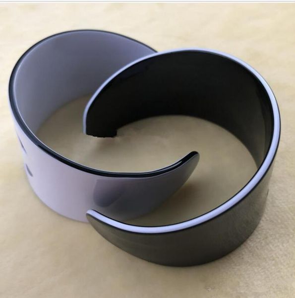 new fashion acrylic bracelets engraved logo fashion accessories fashion symbol luxury bracelet black or white color party gift
new fashion acrylic bracelets engraved logo fashion accessories fashion symbol luxury bracelet black or white color party gift