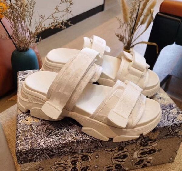 2020 woman slippers slides summer shoes casual slippers solid hollow out women slides slippers size:35-40 with box 01da1901, Black
2020 woman slippers slides summer shoes casual slippers solid hollow out women slides slippers size:35-40 with box 01da1901, Black