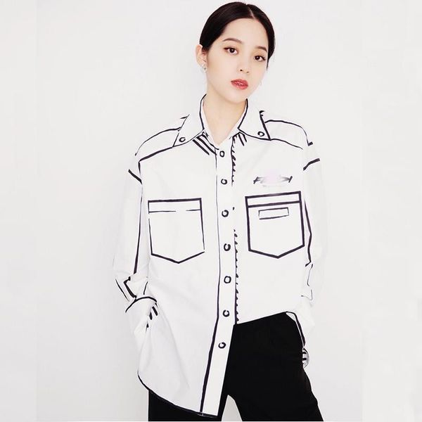 star qi wei ouyang nana's white blouse is designed by a minority and is a versatile and stylish graffiti shirt
star qi wei ouyang nana's white blouse is designed by a minority and is a versatile and stylish graffiti shirt
