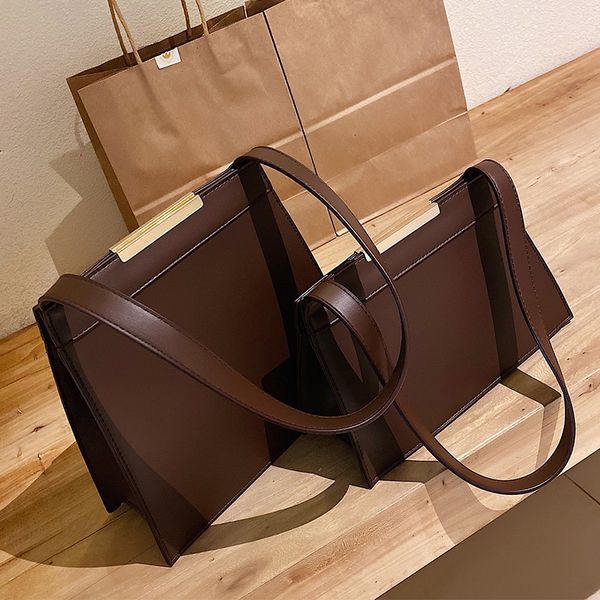casual solid women shoulder bags metal buckle clip bags for women luxury designer leather women's handbags females tote 2020 new
casual solid women shoulder bags metal buckle clip bags for women luxury designer leather women's handbags females tote 2020 new