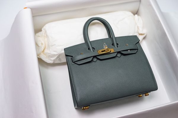 whosale fully handmade epsom leather vert amande design purse20,25cm in stock wax thread with outside stitching,contact me for more details
whosale fully handmade epsom leather vert amande design purse20,25cm in stock wax thread with outside stitching,contact me for more details