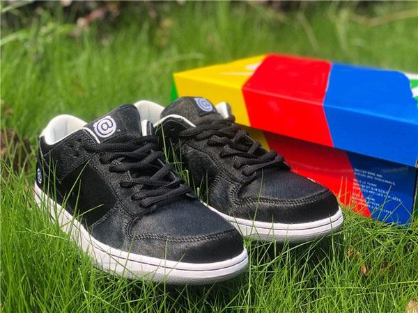 new high medicom toy x sb dunk low be@rbrick skate shoes black sail hairy upper running shoes men sports sneakers with box
new high medicom toy x sb dunk low be@rbrick skate shoes black sail hairy upper running shoes men sports sneakers with box