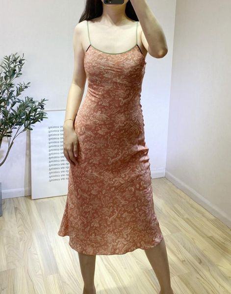 2020 new fashion ladies silk 100% floral print sleeveless high waist midi casual dress with spaghetti strap, Black;gray
2020 new fashion ladies silk 100% floral print sleeveless high waist midi casual dress with spaghetti strap, Black;gray