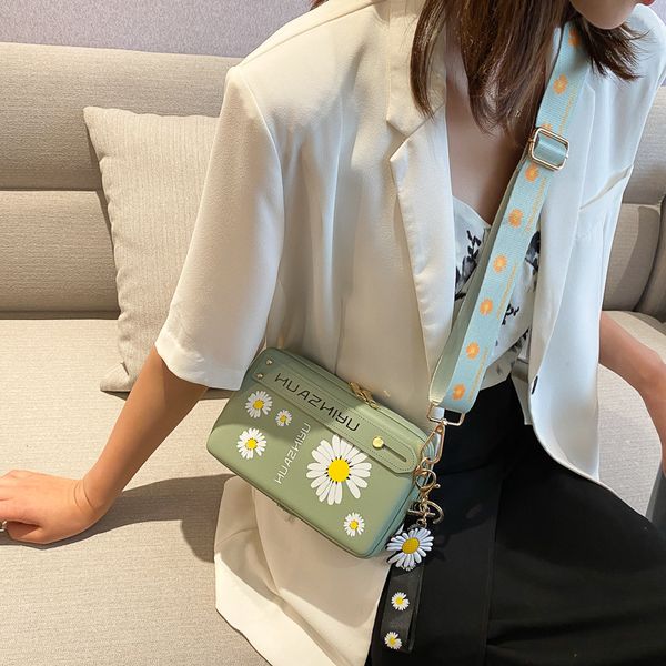 four colors simple style daisy flower pattern inclined shoulder suitable for travel popular sweet and lovely square bag
four colors simple style daisy flower pattern inclined shoulder suitable for travel popular sweet and lovely square bag