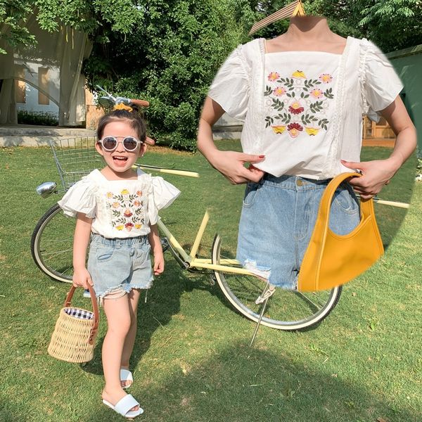 2020 new girls' fashionable style korean embroidered shirt small flying sleeve embroidered baby shirt, White;black
2020 new girls' fashionable style korean embroidered shirt small flying sleeve embroidered baby shirt, White;black