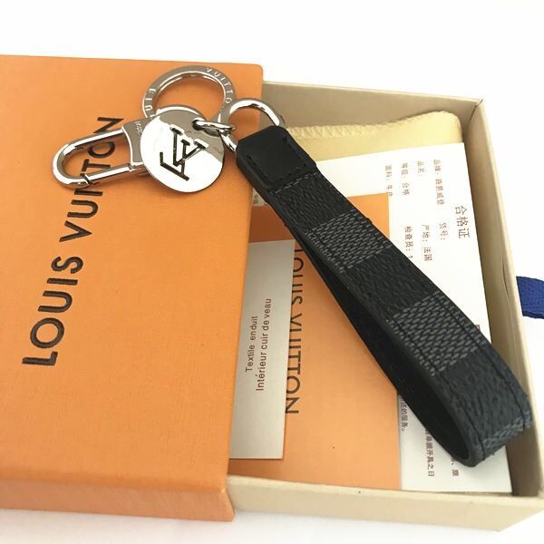 key chain pendant american and american web celebrity key chain small round brand car key decoration pendant atmospheric088, Silver
key chain pendant american and american web celebrity key chain small round brand car key decoration pendant atmospheric088, Silver