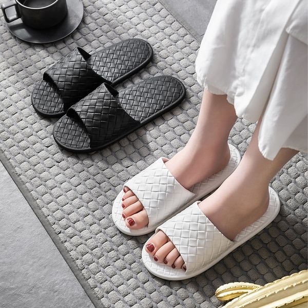 2020 summer new simple women's fashionable slippers black and white slippers bathroom living room couple's home shoes
2020 summer new simple women's fashionable slippers black and white slippers bathroom living room couple's home shoes