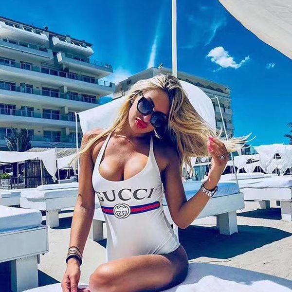 2020 designers letter swimsuit personality colorful stripe beach swimwear fashion one shoulder bikini high waist swimwear women bikini set, White;black 
2020 designers letter swimsuit personality colorful stripe beach swimwear fashion one shoulder bikini high waist swimwear women bikini set, White;black