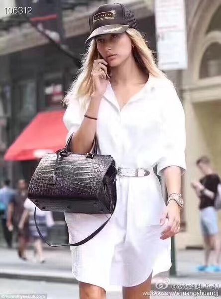 the new lady's shopping bag 8a high-end custom quality handbag fashion style business casual style metal accessories
the new lady's shopping bag 8a high-end custom quality handbag fashion style business casual style metal accessories