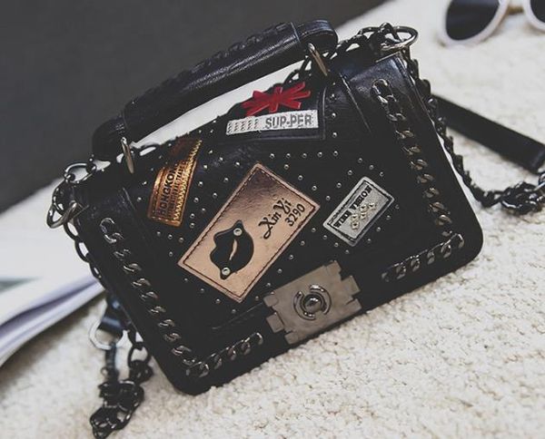 designer 2020 new three-dimensional stereotyped lock small square bag multi-element medal one-shoulder diagonal portable female bag
designer 2020 new three-dimensional stereotyped lock small square bag multi-element medal one-shoulder diagonal portable female bag
