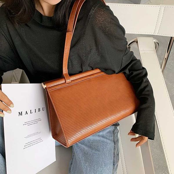 new french design fashion armpit bag handbag & elegant square bag shoulder width 33cm height 21cm thickness 13cm
new french design fashion armpit bag handbag & elegant square bag shoulder width 33cm height 21cm thickness 13cm
