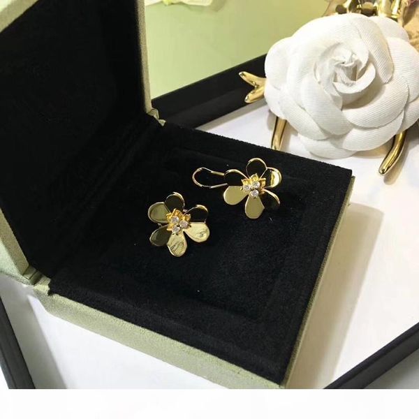 2018 fashion three-leaf flower six-petal flower large earrings brass jewelry plating 18k gold rose gold earrings, Golden
2018 fashion three-leaf flower six-petal flower large earrings brass jewelry plating 18k gold rose gold earrings, Golden