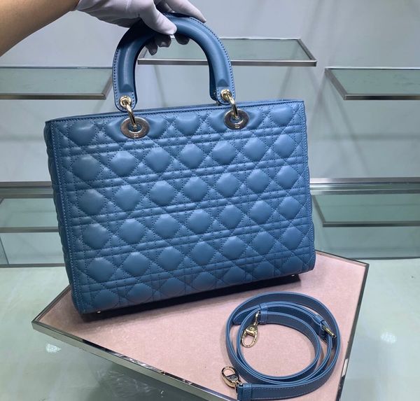 7a high-end custom quality classic women's shopping bag fashion style gold metal accessories with long shoulder strap
7a high-end custom quality classic women's shopping bag fashion style gold metal accessories with long shoulder strap