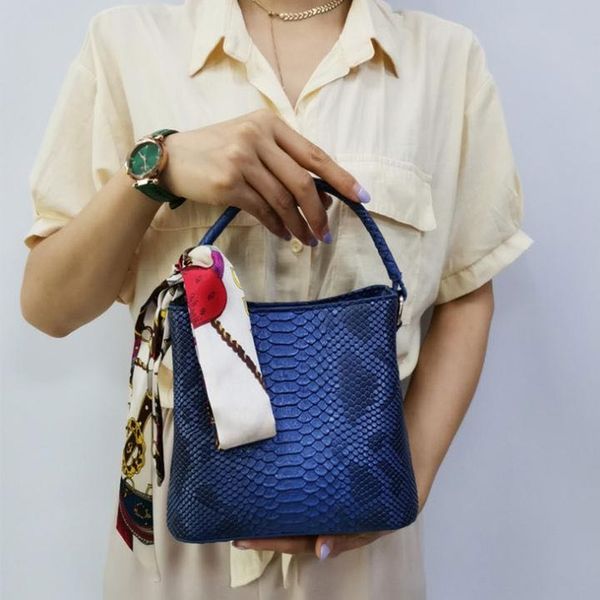 2020 new arrival spring and autumn new bucket bag luxury women tote crossbody python pattern pu leather handbags female bag
2020 new arrival spring and autumn new bucket bag luxury women tote crossbody python pattern pu leather handbags female bag