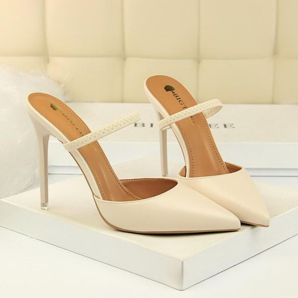 european and american style retro simple baotou slippers fine heel high-heeled shallow mouth pointed hollowed out with female sl, Black
european and american style retro simple baotou slippers fine heel high-heeled shallow mouth pointed hollowed out with female sl, Black