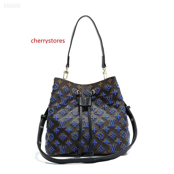 2020 personality light luxury retro wild female bag shoulder slung large-capacity leather bucket bag factory direct sales size 26x22x27cm
2020 personality light luxury retro wild female bag shoulder slung large-capacity leather bucket bag factory direct sales size 26x22x27cm