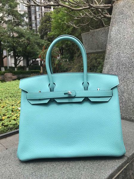 whosale fully handmade 30cm togo leather design blue purse wax thread, have both gold and silver hardware,contact me for details
whosale fully handmade 30cm togo leather design blue purse wax thread, have both gold and silver hardware,contact me for details