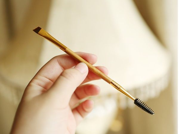 1pc makeup tools bamboo handle double eyebrow brush + eyebrow comb and makeup brush
1pc makeup tools bamboo handle double eyebrow brush + eyebrow comb and makeup brush