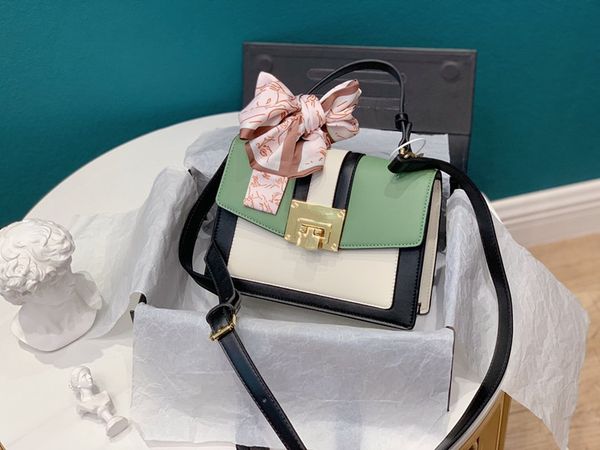handbag woman 2020 new fashion handbag korean version of small square handbag versatile one-shoulder contrast color lock bag
handbag woman 2020 new fashion handbag korean version of small square handbag versatile one-shoulder contrast color lock bag