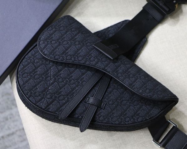 classic women's saddle bag 7a high-end custom quality full of science fiction flavor, has become a item in the fashion industry
classic women's saddle bag 7a high-end custom quality full of science fiction flavor, has become a item in the fashion industry