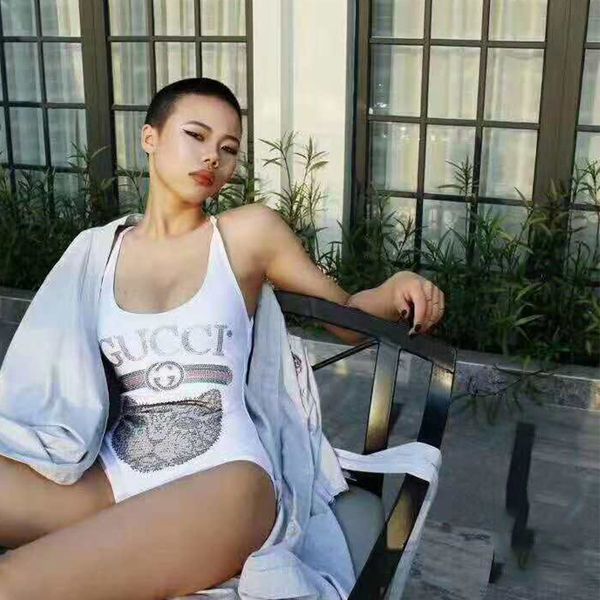 женщины дизайнеры swimsuit личность красочные полосы пляжа купальники одно плечо бикини высокой талией swimwear женщин сексуальное бикини se, White;black
женщины дизайнеры swimsuit личность красочные полосы пляжа купальники одно плечо бикини высокой талией swimwear женщин сексуальное бикини se, White;black