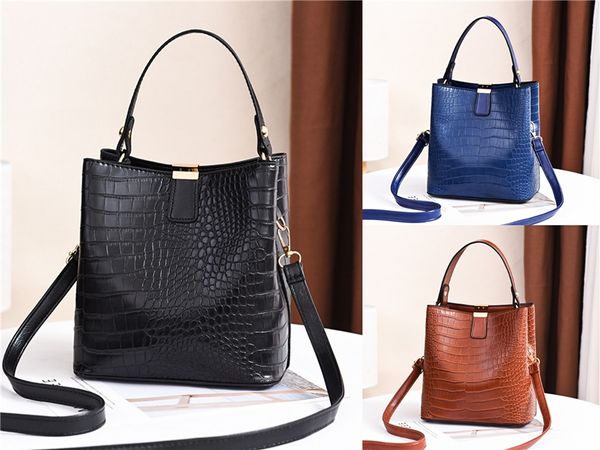 2020 new designer shoulder bags women luxury handbag solid black lady totes fashion cross body brand bags 25*19cm 20062607ce#258
2020 new designer shoulder bags women luxury handbag solid black lady totes fashion cross body brand bags 25*19cm 20062607ce#258