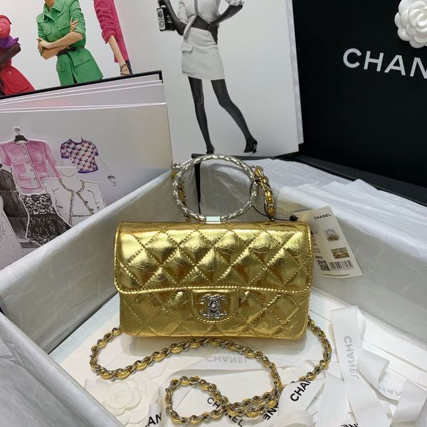 the new bracelet is paired with a metal bracelet that can be used in many different ways to carry a single shoulder across the body
the new bracelet is paired with a metal bracelet that can be used in many different ways to carry a single shoulder across the body