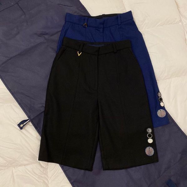 2020 new high-end luxury runway design knee length casual trousers women solid color badge patched zipper high waist pants, Black;white
2020 new high-end luxury runway design knee length casual trousers women solid color badge patched zipper high waist pants, Black;white