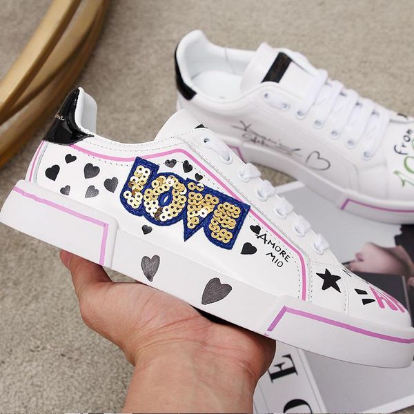 2020 new trend embroidered graffiti leather casual shoes outdoor men and women sports shoes fashion wild couple shoes, size 35-45, Black
2020 new trend embroidered graffiti leather casual shoes outdoor men and women sports shoes fashion wild couple shoes, size 35-45, Black