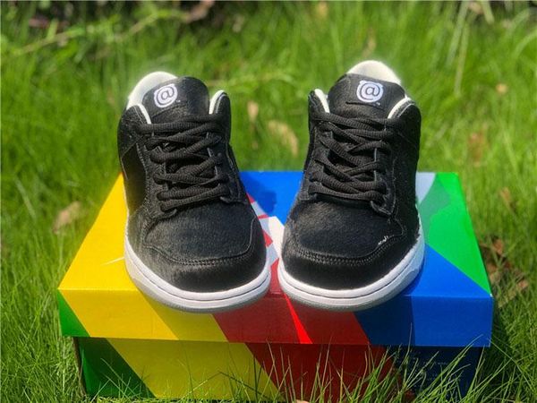 medicom toy x sb dunk low be@rbrick skate shoes black sail hairy upper running shoes men sports sneakers with box
medicom toy x sb dunk low be@rbrick skate shoes black sail hairy upper running shoes men sports sneakers with box