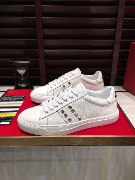 2019l fashion men's leather low-casual shoes, high-end quality fashion wild outdoor sports shoes, original box packaging, size: 38
2019l fashion men's leather low-casual shoes, high-end quality fashion wild outdoor sports shoes, original box packaging, size: 38