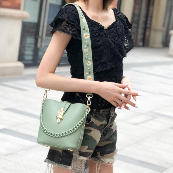 2020 women new fashion candy colors exquisite pu chain handle concise bucket bag shoulder bag crossbody office daily
2020 women new fashion candy colors exquisite pu chain handle concise bucket bag shoulder bag crossbody office daily