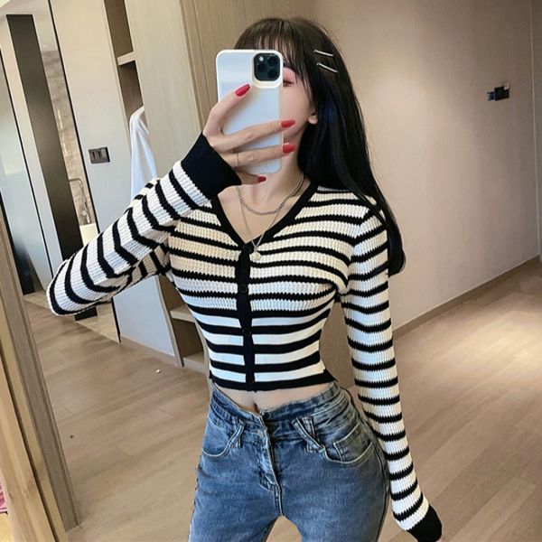 2020 new v-neck striped ice silk sunscreen long-sleeved knitted cardigan all-match slim short navel women, Black;pink
2020 new v-neck striped ice silk sunscreen long-sleeved knitted cardigan all-match slim short navel women, Black;pink