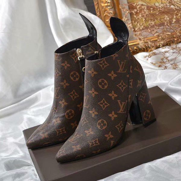 2020w autumn and winter classic old flower skin trend high-heeled ankle boots, fashion wild leather martin boots, original box packaging
2020w autumn and winter classic old flower skin trend high-heeled ankle boots, fashion wild leather martin boots, original box packaging