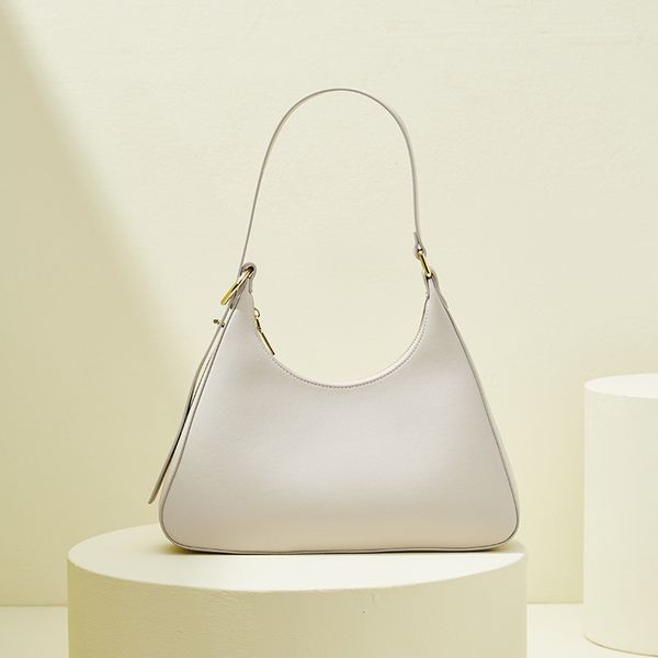 the designer's new women's law stick supports the leather women's bag and delivers goods to minority groups
the designer's new women's law stick supports the leather women's bag and delivers goods to minority groups