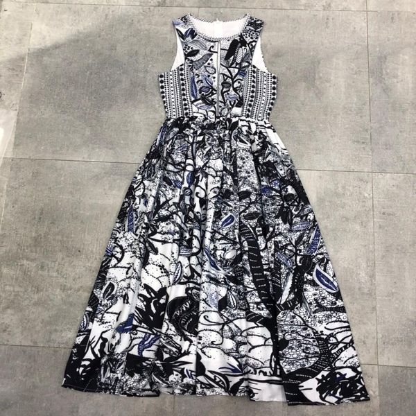 2020 new embroidered heavy industry a-line net dress dress waist height slimming spring summer and ankle long skirt, White;black
2020 new embroidered heavy industry a-line net dress dress waist height slimming spring summer and ankle long skirt, White;black