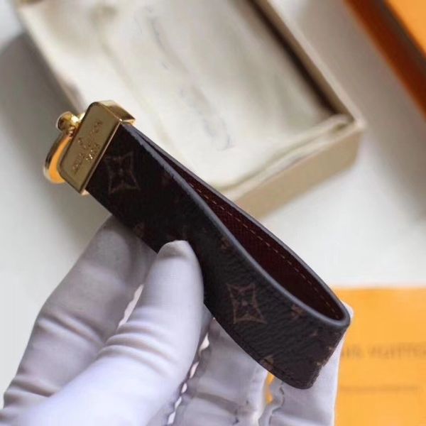 2020 fashion brand key chain gift men and women souvenir car bags accessories with boxes, Silver
2020 fashion brand key chain gift men and women souvenir car bags accessories with boxes, Silver