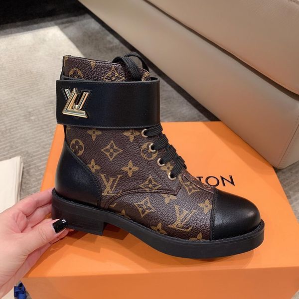 40 designer luxury casual fashion short boots, outdoor casual travel shoes, fast delivery, original box, Black 
40 designer luxury casual fashion short boots, outdoor casual travel shoes, fast delivery, original box, Black