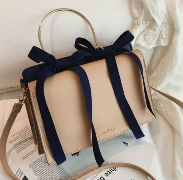 2020 Three-dimensional Trapezoidal Generous Bag Double Bowknot One Shoulder Diagonal Portable Female Bag Free Shipping
2020 Three-dimensional Trapezoidal Generous Bag Double Bowknot One Shoulder Diagonal Portable Female Bag Free Shipping